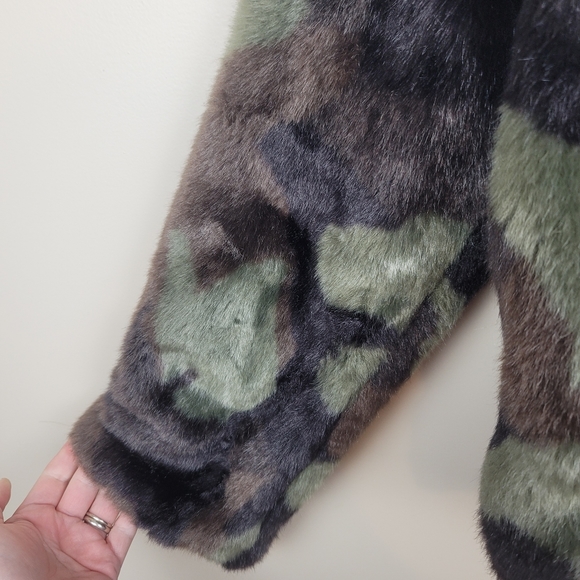 Fashion Nova Camo Faux Fur Jacket size M - Picture 3 of 7